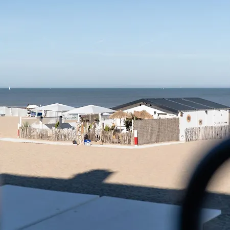 Blomme 0103 On The Seafront * De Haan